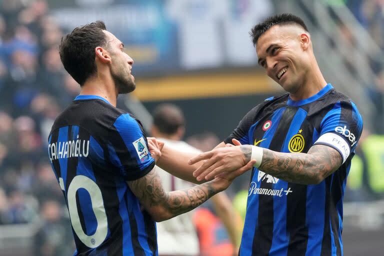 La celebración de Lautaro Martínez con Hakan Calhanoglu, autor de dos goles ante Torino, en el estadio San Siro de Milán