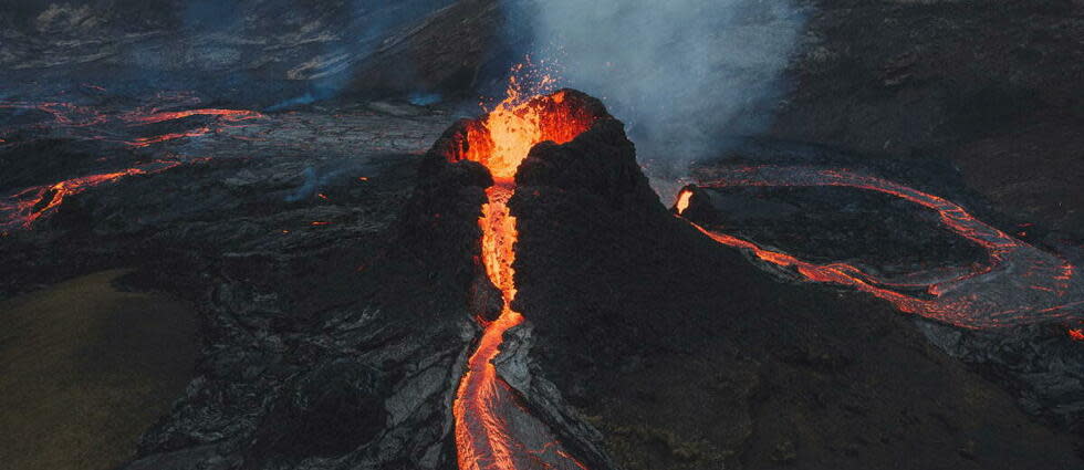 Une éruption volcanique émanant d'une fissure a commencé mercredi près de Reykjavik.  - Credit:Amazing Aerial / MAXPPP / ZUMA PRESS/MAXPPP/MAXPPP