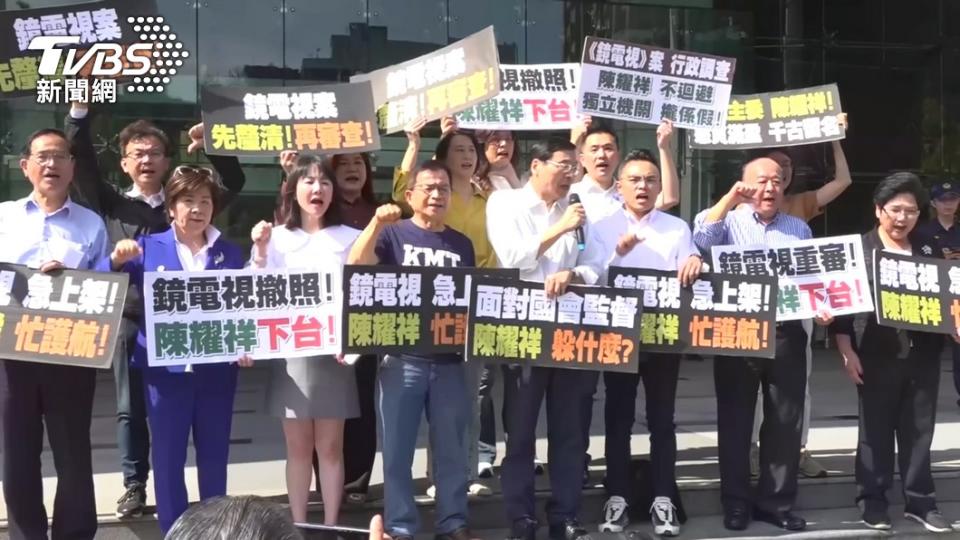 立法院國民黨團立委們3日發動甲級動員，衝到NCC陳耀祥辦公室外靜坐抗議。（圖／TVBS）