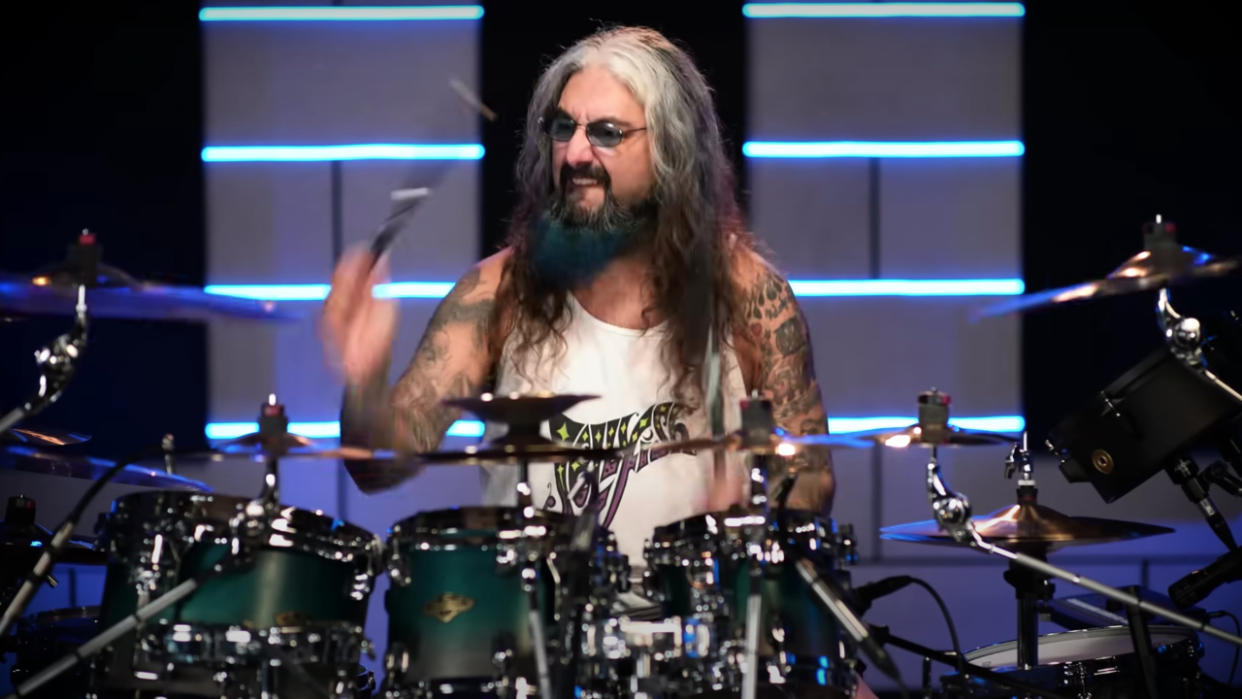  Mike Portnoy plays Dream Theater Pull Me Under. 