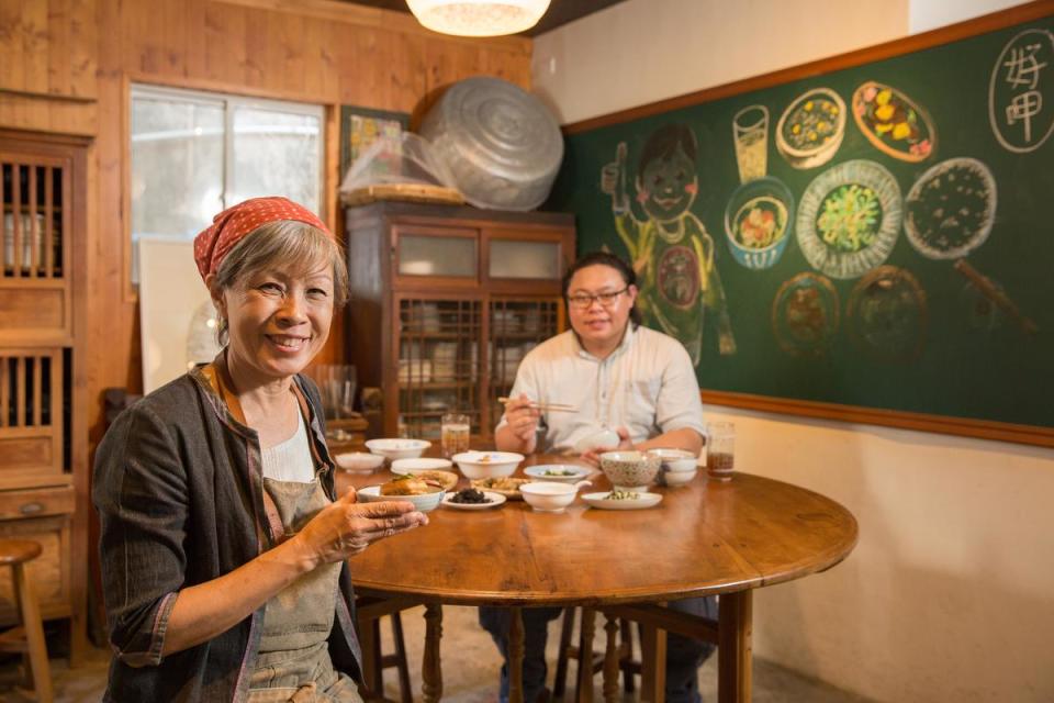 王惠慧（前）與長子吳立卓（後）在小滿食堂一起守護著庶民的老味道。