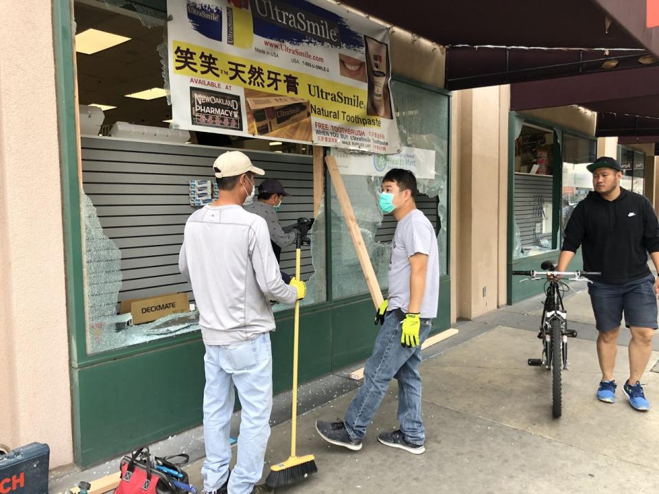 屋崙華埠此前遭遇暴力洗劫，不少商戶門窗被打破。屋崙市目前安排有緊急補助金，商戶可申請2500元。 （記者劉先進／攝影）