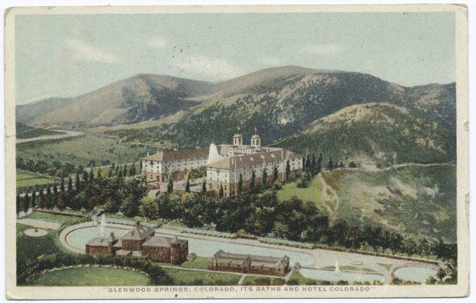 A postcard of Hotel Colorado, the baths, and surrounding landscape in Glenwood Springs, Colorado in 1914.