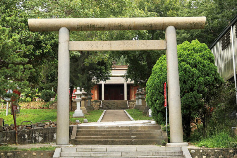 建於虎頭山腰的「通霄神社」，保留雙鳥居、參道等日式神社建物。（圖／于魯光攝）