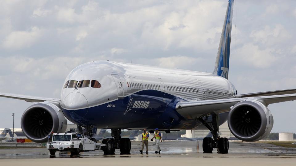 Eine Boeing 787-10 Dreamliner auf dem Flughafen von Charleston im US-Bundesstaat South Carolina. Foto: Mic Smith/FR2 AP