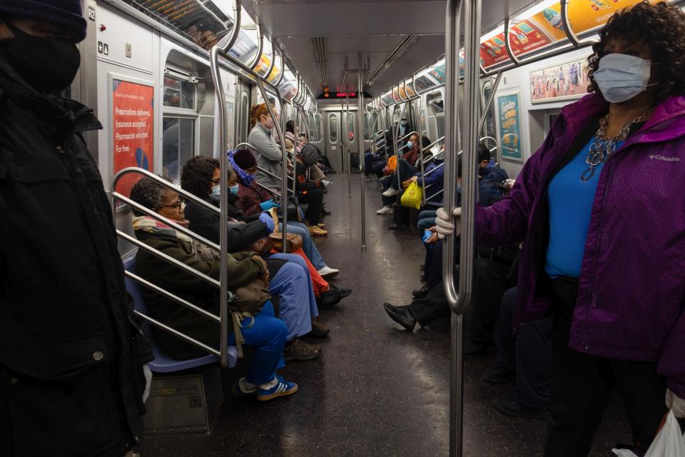 NEW YORK, UNITED STATES - 2020/04/07: A crowded subway train heading towards Queens during the coronavirus outbreak. According to the information given by the Governor Andrew Cuomo it would appear that New York state has begun to flatten the curve with a decrease in hospitalizations and new infections of Coronavirus (Covid-19). (Photo by Braulio Jatar/SOPA Images/LightRocket via Getty Images)