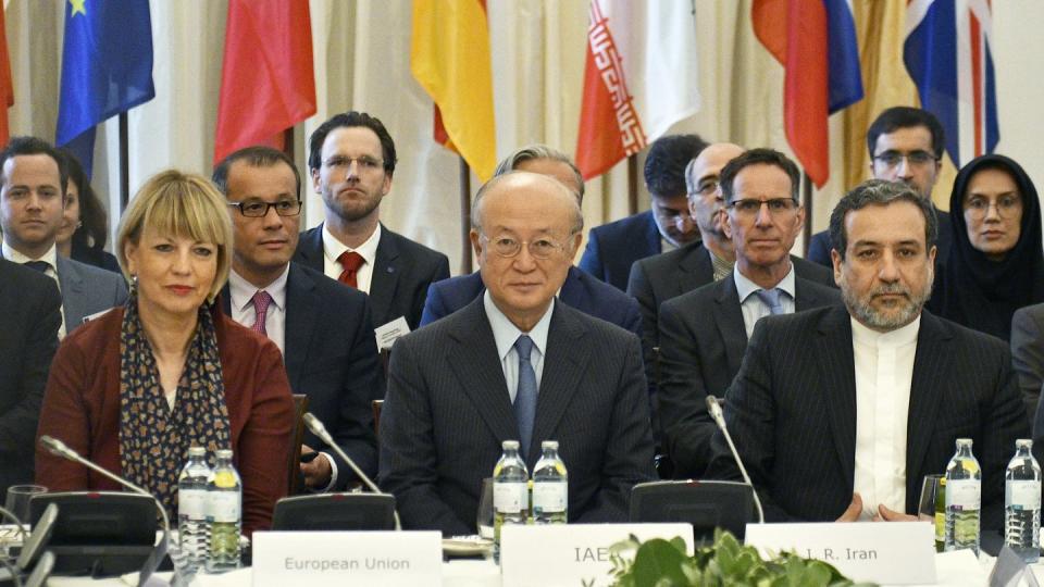 IAEO-Generaldirektor Yukiya Amano zwischen der EAD-Generalsekretärin Helga Schmid dem iranischen Vize-Außenminister Abbas Araghchi in Wien. Foto: Hans Punz/APA