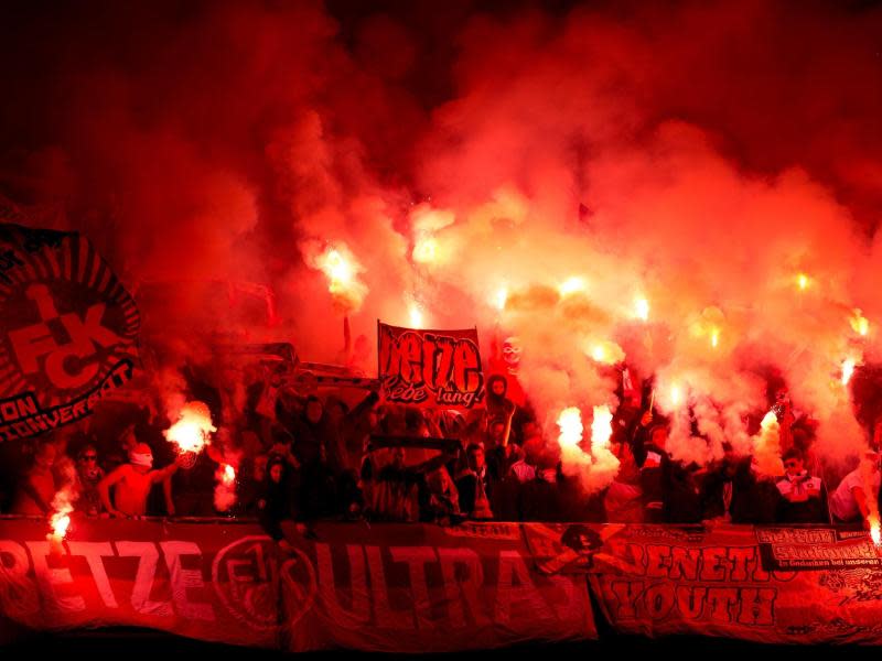 Vor dem Anpfiff zündeten Lautern-Fans bengalische Feuer an. Foto: Sven Hoppe