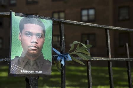 A makeshift memorial is pictured near the scene where the shooting of officer Randolph Holder occurred in the Manhattan borough of New York, October 21, 2015. REUTERS/Andrew Kelly