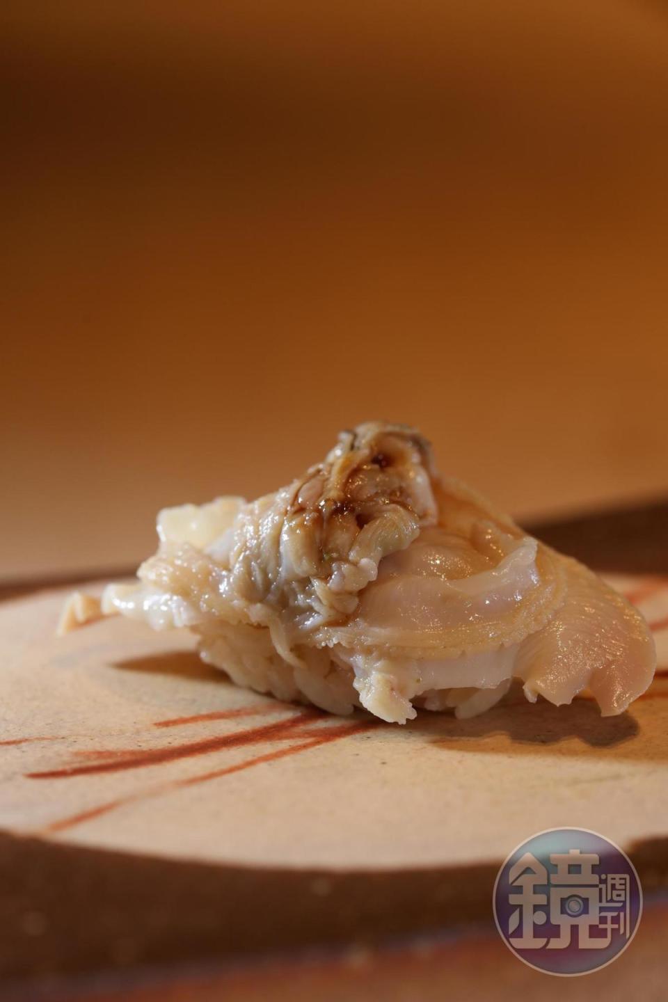 「蛤蠣」來自日本三重縣，只用清酒煮，再塗上蛤蠣湯汁與醬油濃縮後的醬汁，鮮甜原汁原味。