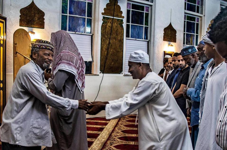 El imán Nasir Ahmad saluda a los asistentes durante la jornada de puertas abiertas del Ramadán en Masjid Al-Ansar, el jueves 6 de abril de 2023. Masjid Al-Ansar es la mezquita más antigua de la Florida.