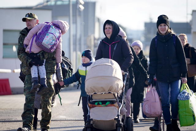 Frauen und Kinder fliehen nur mit dem N&#xf6;tigsten in der Hand (Bild: REUTERS/Bryan Woolston)