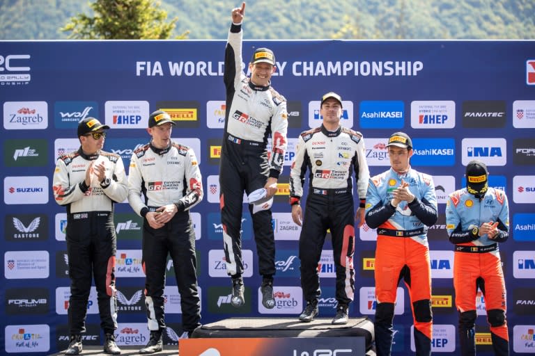 Au centre, le Français Sebastien Ogier savoure sa victoire lors du Rallye de Croatie dimanche (DAMIR SENCAR)