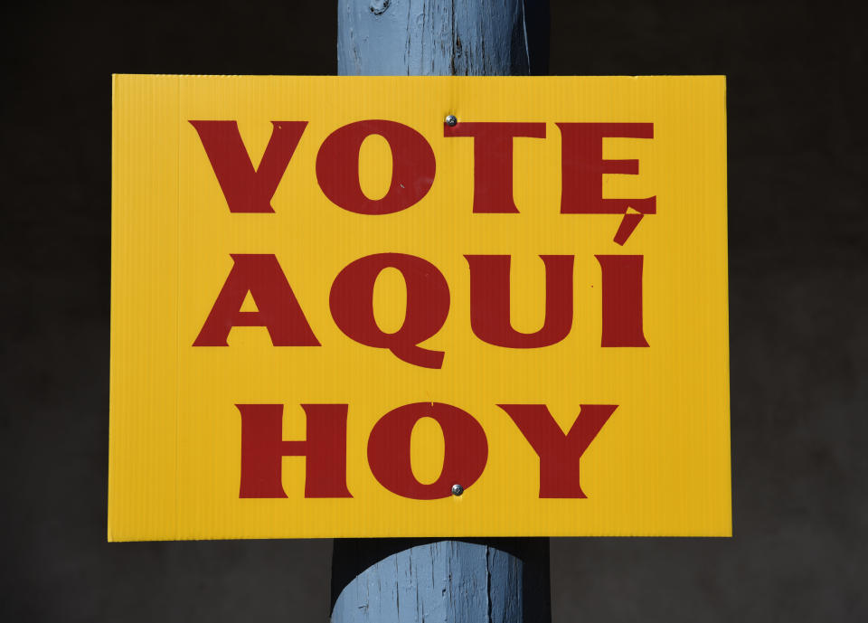 Un anuncio en español informa sobre el lugar de votación a los votantes en Nuevo México. (Getty Images)