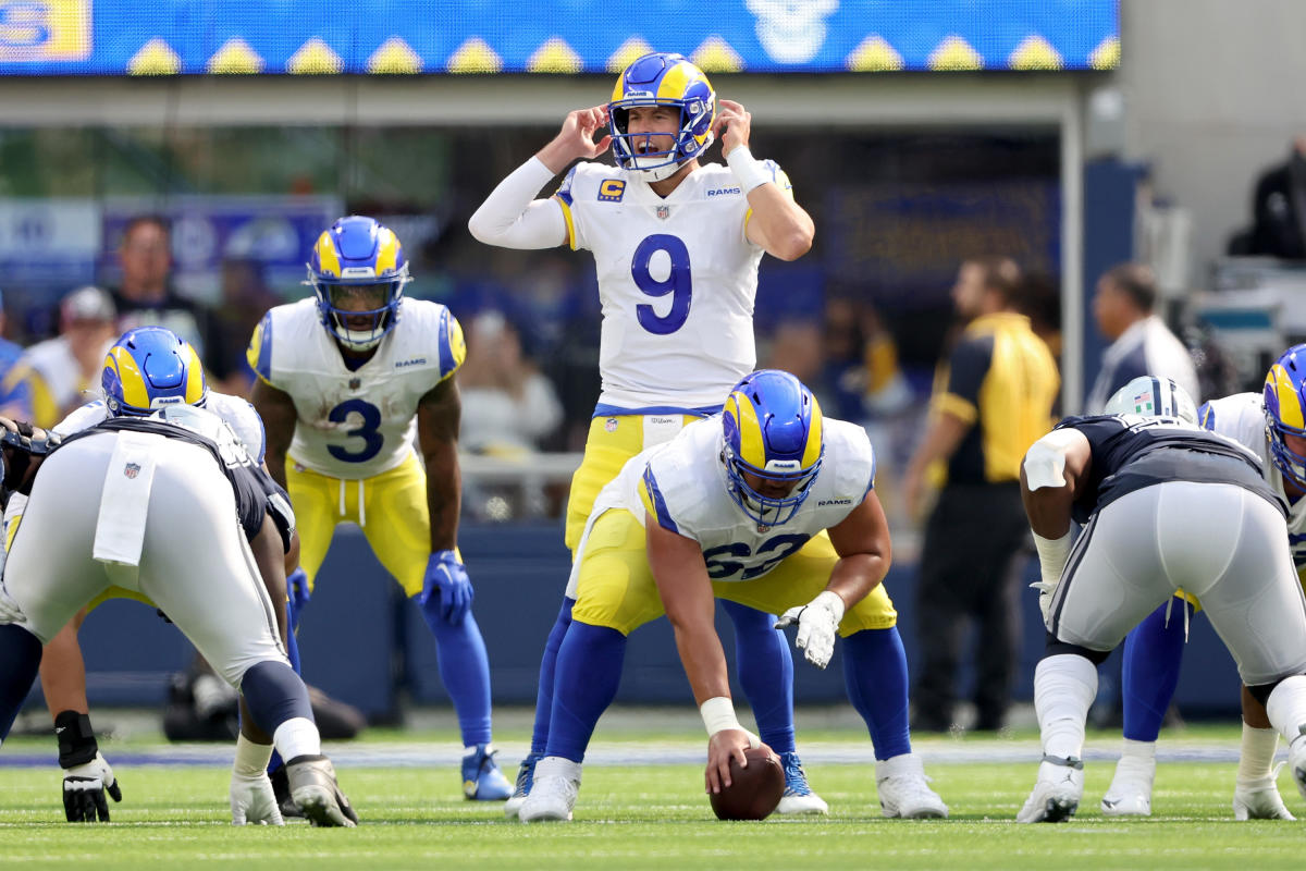 Matthew Stafford, Rams quarterback, turns his back after photographer's  fall