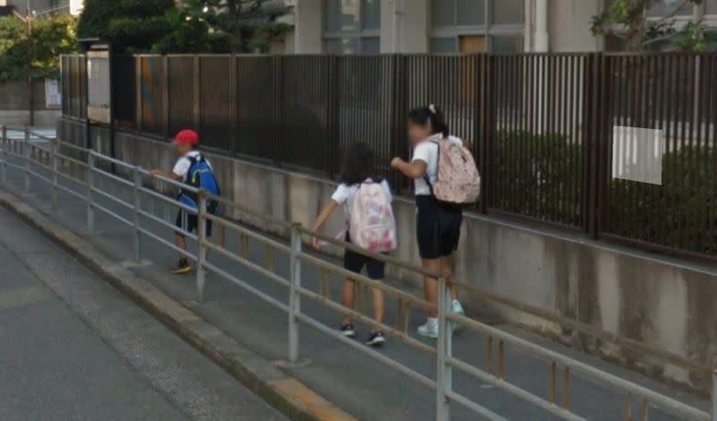 日本小男生走在路上，後面有兩名女同學。（圖／翻攝自Google Map）