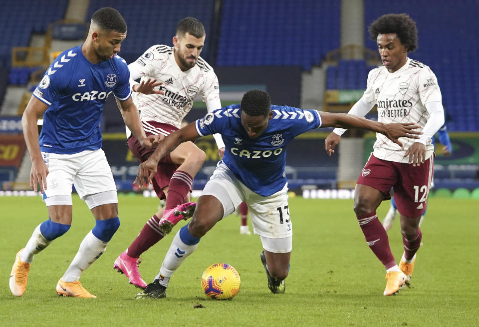 El colombiano Yerry Mina, del Everton, controla el balón en el duelo ante el Arsenal, disputado el sábado 19 de diciembre de 2020 , en Liverpool, Inglaterra AP Photo/Jon Super, Pool)