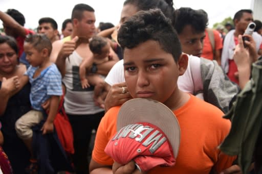 Un niÃ±o llora en la caravana de hondureÃ±os a Estados Unidos, en la frontera entre Guatemala y MÃ©xico, el 20 de octubre de 2018