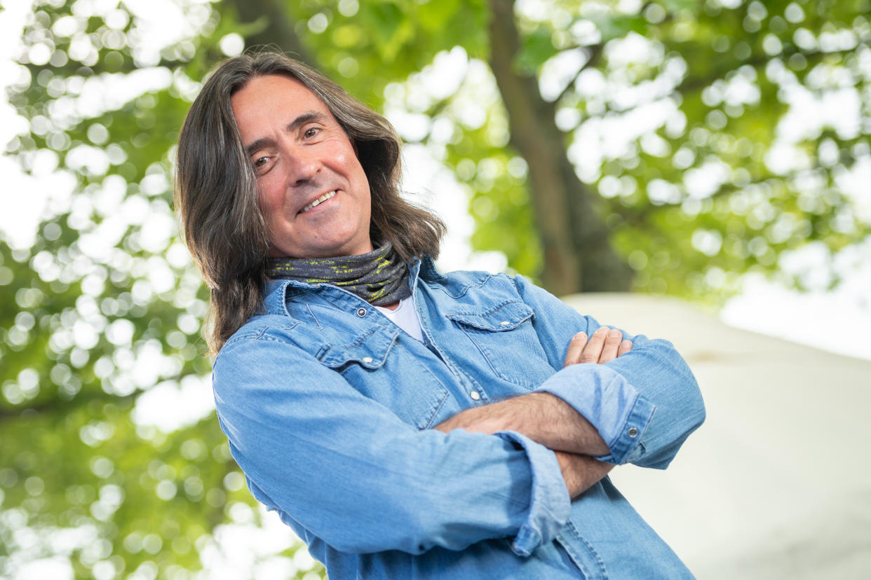 El presentador de televisión británico, arqueólogo independiente, conservacionista y autor Neil Oliver asiste a una sesión fotográfica durante el Festival Internacional del Libro de Edimburgo 2019 el 13 de agosto de 2019 en Edimburgo, Escocia.  (Foto de Roberto Ricciotti/Getty Images)