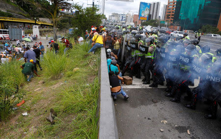 Riot policemen and opposition supporters clash during a rally to demand a referendum to remove President Nicolas Maduro in Caracas, Venezuela, June 7, 2016. REUTERS/Ivan Alvarado