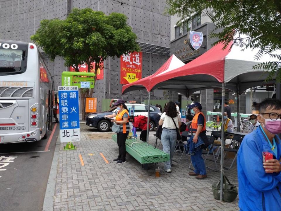 台鐵推出類火車服務，輸運原本要搭火車的乘客。（記者吳孟珉攝）