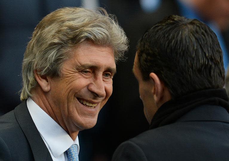 Manchester City manager Manuel Pellegrini (L) chats with Sunderland boss Gus Poyet before their English Premier League match at the Etihad Stadium in Manchester, north-west England on April 16, 2014