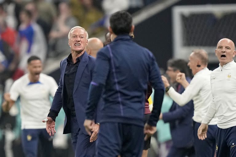 Deschamps discute con Scaloni durante la final