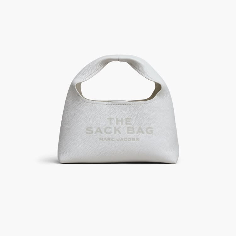 今年秋冬以全新的「The Sack Bag」強勢進攻，一登場就讓相機包挫咧等 Source: Marc Jacobs