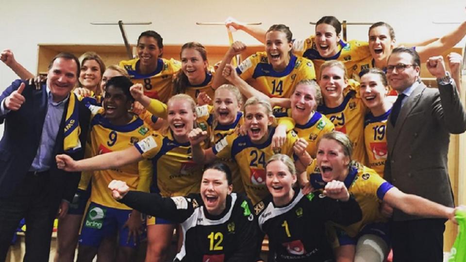 Noch nichts für Estelle? Prinz Daniel (re.) und Schwedens Ministerpräsident Stefan Löfven jubeln mit ihrer Damen-Handball-Nationalmannschaft