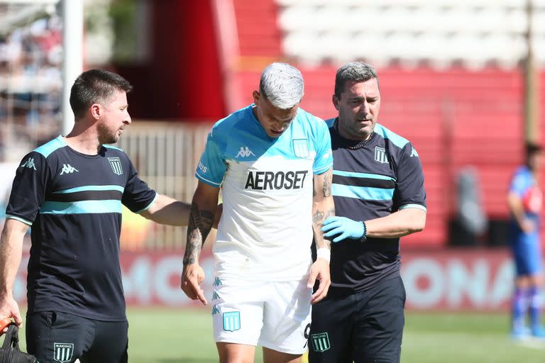 Enzo Copetti sale lesionado en el partido que Racing le ganó a Tigre 3-2 en la cancha de Huracán