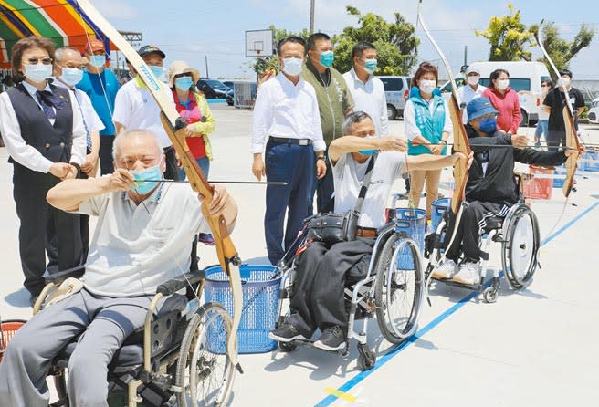 嘉義縣脊髓損傷者協會認養廢棄小學，進一步發展成身心障礙者運動空間，近日獲法鼓山慈善基金會捐助修建休息區，24日宣布成立嘉縣身心障礙者射箭運動基地。（呂妍庭攝）