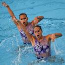 <p>Heute setzen Synchronschwimmerinnen alles daran, ihre Performance zum Hingucker zu machen. Glitzer-Outfits und wasserfestes Make-up unterstreichen die Choreografien der Sportlerinnen. (Bild: Getty Images) </p>