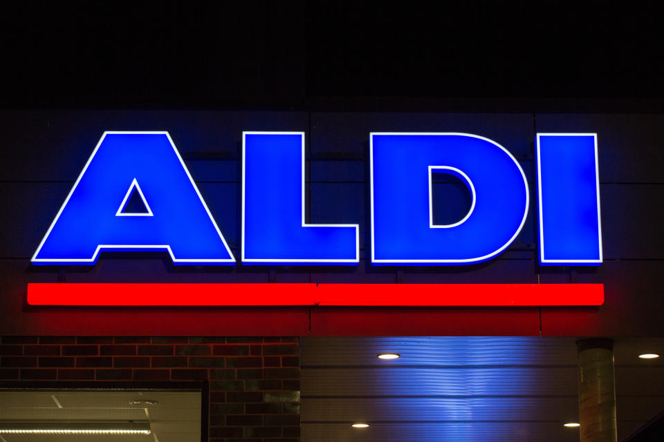 Ist Aldi auch etwas für Fashion-Fans? (Symbolbild: Karol Serewis/SOPA Images/LightRocket via Getty Images)