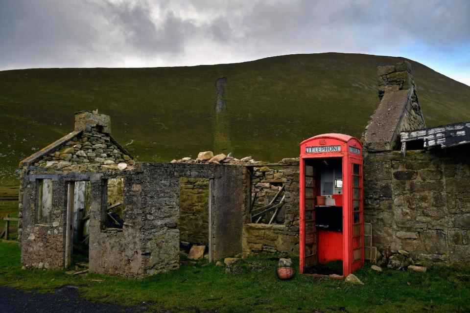 Una tradicional cabina de teléfonos junto a una construcción en Foula. Crédito: Jeff J Mitchell / Getty Images