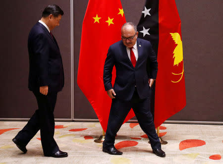 Papua New Guinea's Prime Minister Peter O'Neill and China's President Xi Jinping walk to pose for photos in Port Moresby, Papua New Guinea November 16, 2018. REUTERS/David Gray/Pool