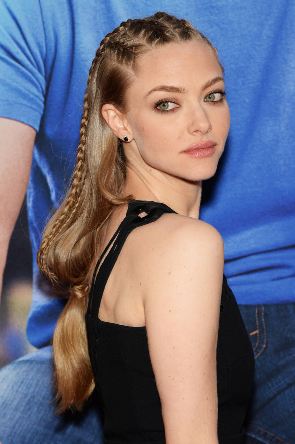 Au lieu de rester dans le classique avec les tresses collées, Amanda Seyfried finit sa coiffure en ramenant l’ensemble en queue de cheval basse.