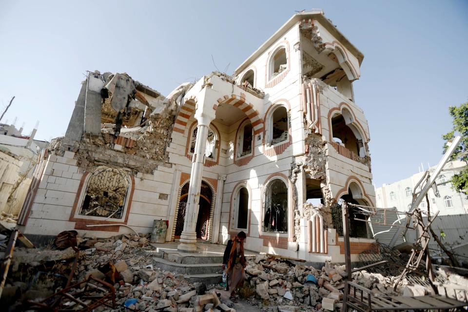 <p>Eine Wache geht an einem desolaten Haus in Sanaa, Jemen vorbei. Das Gebäude wurde durch saudi-arabische Luftangriffe zerstört. (Bild: REUTERS/Khaled Abdullah) </p>