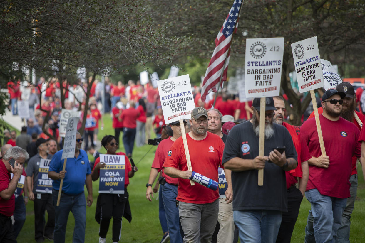 United Auto Workers members and supporters rally 