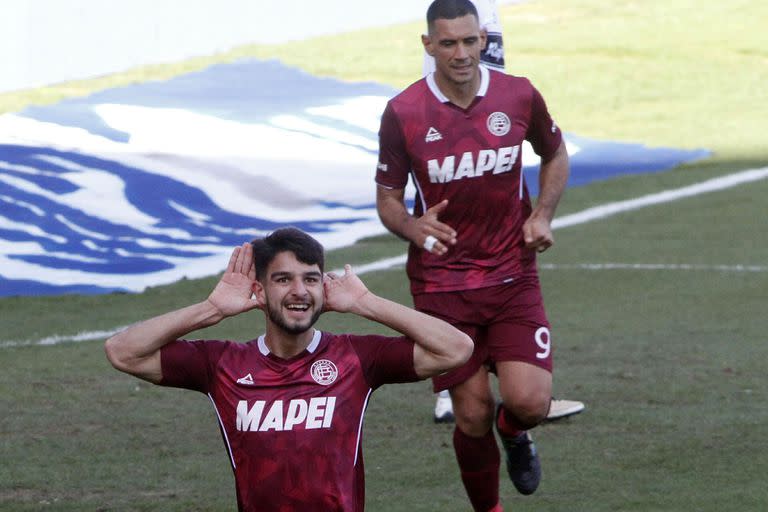 El Flaco José Manuel López, feliz y goleador, con el clásico Topo Gigio, para acallar algunas críticas en las redes sociales; atrás, José Sand, también correntino y goleador, como un padre para él.