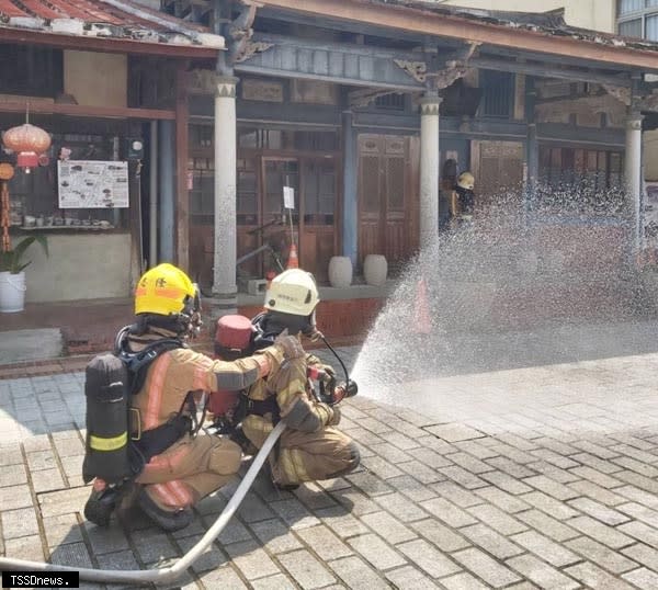 南市消防第一救災救護大隊後壁分隊於菁寮老街金德興藥舖辦理強化古蹟防災管理及搶救演練，落實文化資產防災守護。 （記者李嘉祥攝）