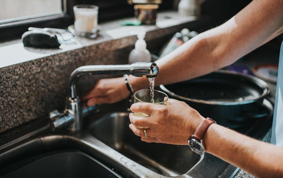 Man kann gar nicht genug Wasser trinken, um zu viel Fluorid abzukriegen (Bild: Getty Images)