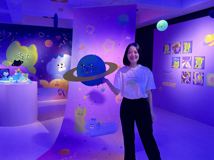藝術家A ee mi與台南老爺行旅合作了「喵喵的太空漫遊」展覽。（記者施春瑛攝）