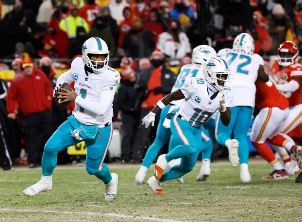 El quarterback de los Dolphins Tua Tagovailoa trata de pasar la pelota en el partido de playoff ante los Chiefs, celebrado el 13 de enero de 2024 en el Arrowhead Stadium en Kansas City, Missouri.