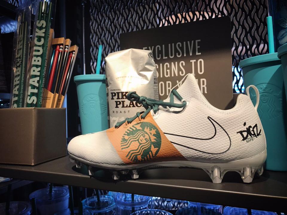 Stefon Diggs ama tanto Starbucks que hasta ha usado zapatillas con el logo en sus juegos. <a href="https://www.instagram.com/stefondiggs/?hl=en" rel="nofollow noopener" target="_blank" data-ylk="slk:Foto: Stefon Diggs/Instagram;elm:context_link;itc:0;sec:content-canvas" class="link ">Foto: Stefon Diggs/Instagram</a>