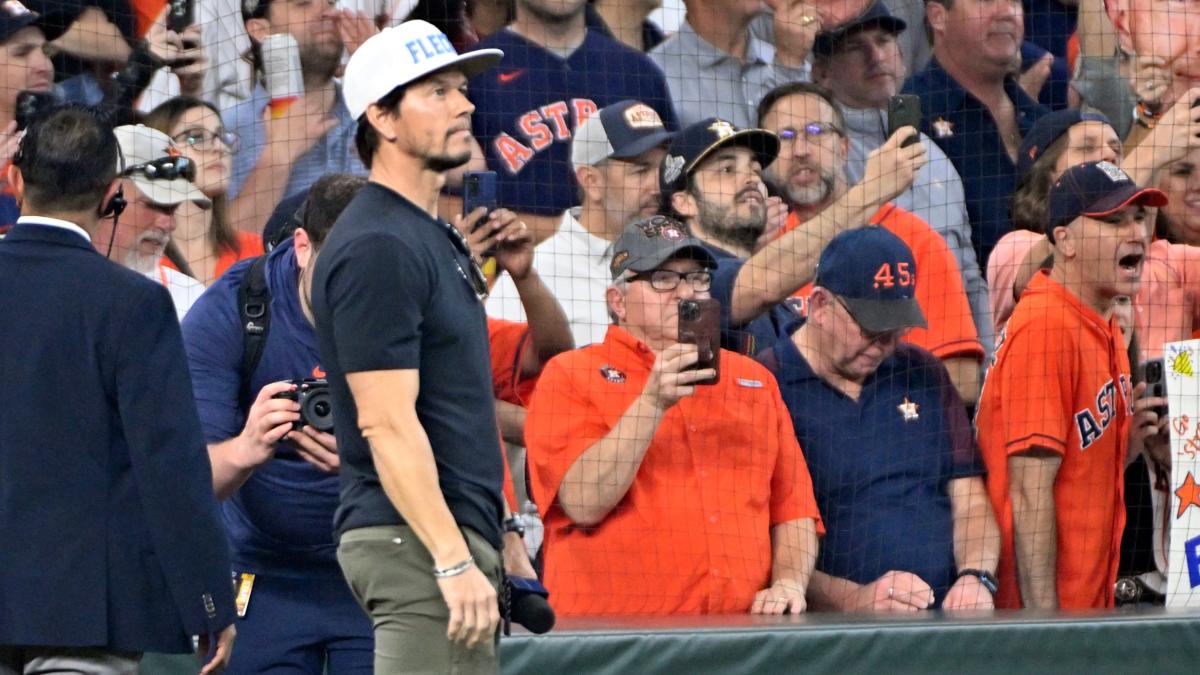 Mark Wahlberg offers to donate thumb to injured Astros star Jose