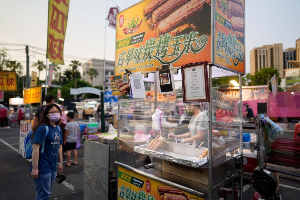 大東夜市攤商出來擺攤。（圖／翻攝自黃偉哲臉書）