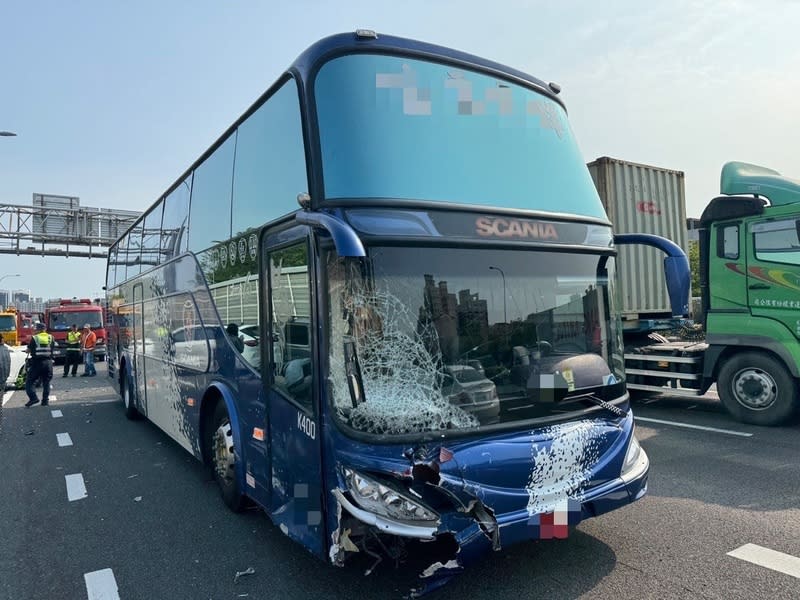 國1高雄中正交流道遊覽車追撞前車 國道1號北向中正路交流道1日下午發生追撞事故，李 姓男子駕駛遊覽車未載客，疑因未注意車前動態追撞 前方車輛，造成4部車碰撞受損。 （第五公路警察大隊提供） 中央社記者張已亷傳真  113年4月1日 