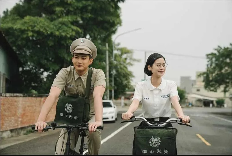 &#x007531;&#x008881;&#x005b50;&#x0082b8;&#x00548c;&#x005f35;&#x005ead;&#x00745a;&#x006f14;&#x0051fa;&#x007684;&#x00300a;&#x004f60;&#x005728;&#x006211;&#x005fc3;&#x004e0a;&#x00300b;&#x00ff0c;&#x006558;&#x008ff0;&#x007684;&#x00662f;80&#x005e74;&#x004ee3;&#x007684;&#x007d14;&#x0060c5;&#x006200;&#x0066f2;&#x003002;&#x00ff08;&#x005716;&#x00ff0f;&#x007532;&#x004e0a;&#x0063d0;&#x004f9b;&#x00ff09;