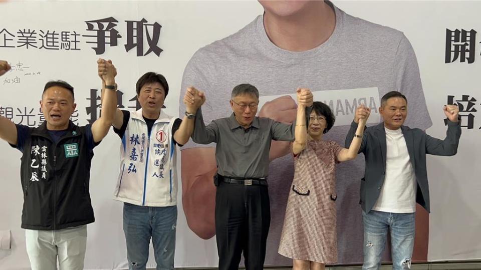 民眾黨主席柯文哲（右三）與妻子陳珮琪（右二）7日到林嘉弘（左二）競選總部加油喊凍蒜，右一是國民黨新科立委丁學忠，左一是縣議員陳乙辰。（周麗蘭攝）