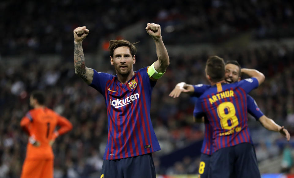 El delantero del Barcelona Lionel Messi, en el centro, celebra tras anotar su tercer gol durante un partido del Grupo B de la Liga de Campeones ante Tottenham en el estadio Wembley en Londres, el miércoles 3 de octubre del 2018. (AP Foto/Kirsty Wigglesworth)